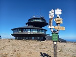 14.05.2024: Riesengebirge - Wegweiser auf dem Gipfel der Schneekoppe