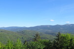 12.05.2024: Riesengebirge - Blick von der Aussichtsterrasse auf dem Moltkefels bei Schreiberhau zum Riesengebirge; ganz links die Schneekoppe