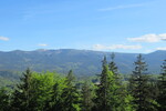 12.05.2024: Riesengebirge - Blick von der Aussichtsterrasse auf dem Moltkefels bei Schreiberhau zum Riesengebirge; rechts der Reiftrger, links der Mitte die Schneegruben