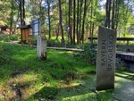 06.09.2026: Dreiländerstein, bayerische Seite; dahinter ein Grenzstein Tschechien / Deutschland (Sachsen)