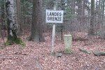 01.04.2024: Grenzstein und Hinweisschild am Grenzweg bei Furth im Wald