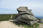 10.05.2024: Grenzstein auf einer Felsformation