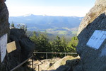 22.04.2019: tschechische und deutsche Grenzmarkierung am Aufstieg zum Gipfel des Großen Osser; im Hintergrund links der Große Arber