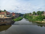 22.05.2026: Blick von der Altstadtbrücke in Görlitz flussabwärts, links eine deutsche Grenzsäule an der Vierradenmühle
