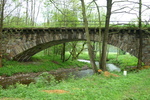 21.05.2010: Brücke der ehemaligen Bahnline Olbernhau-Grünthal – Deutschneudorf über den Grenzfluss Flöha bei Olbernhau;  an jedem Ufer ein Grenzstein; rechts: DE, links: CZ