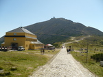 02.08.2009: Das Schlesierhaus mit der Schneekoppe im Hintergrund; rechts des Weges sind Grenzsteine zu erkennen.