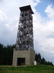 09.08.2007: Velký Lopeník (911 m, dt. Großer Lopenik); trotz der slowakischen Flagge steht der Aussichtsturm in Tschechien.