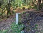 21.09.2025: Grenzstein am Wanderweg von Eubabrunn zum Hohen Stein (Vysoký kámen)