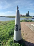 07.10.2022: Grenzsule an der Maas in Stevensweert; der Fluss ist Grenze zu Belgien